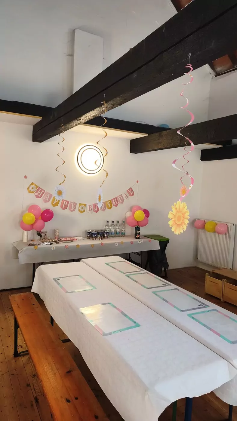 Kindergeburtstag in der Eventscheune mit Happy-Birthday-Banner und Blumendeko