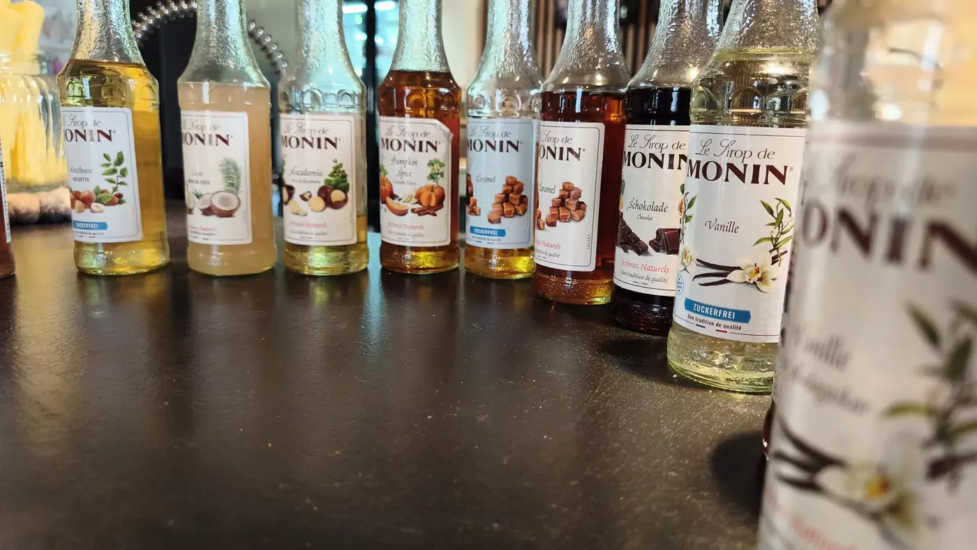 Aufreihung von Monin-Sirupen am Café-Tresen