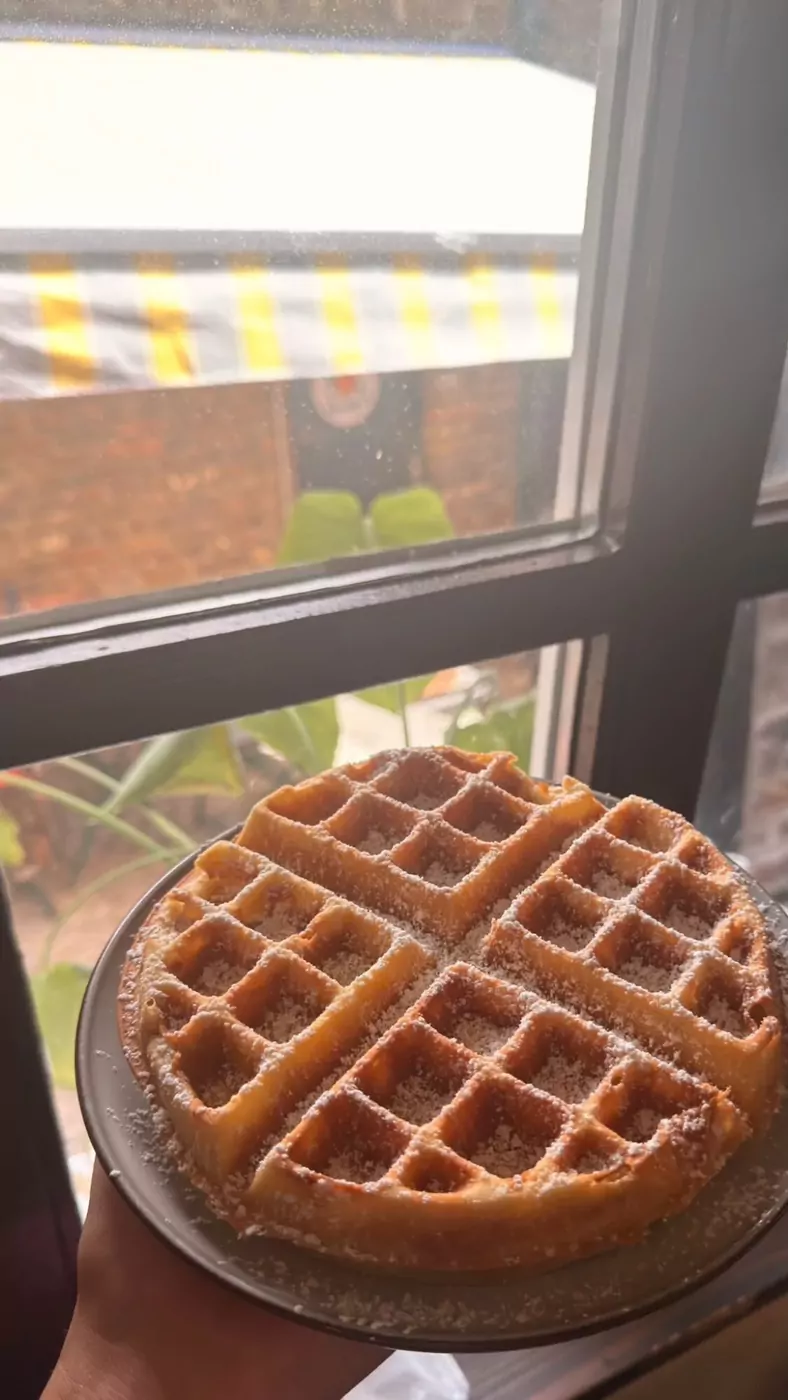 Goldbraune Waffel am Fenster mit Blick in den Innenhof