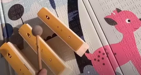 Kinder-Xylophon mit zwei Schlägeln