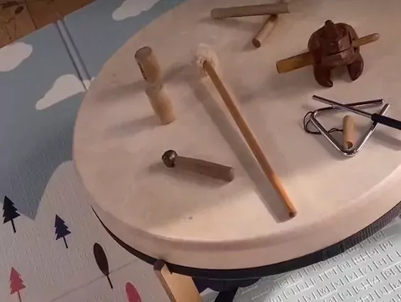 Trommel, Triangel und Holzinstrumente für den Musikkurs